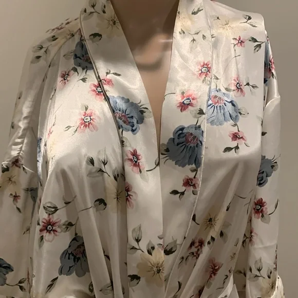 Vintage barbazon silky bathrobe - Picture 2 of 7